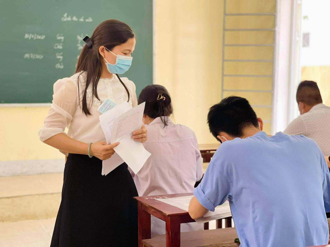 Cán bộ coi thi hướng dẫn thí sinh làm thủ tục. Tin, ảnh Hoài Nam Cán bộ coi thi hướng dẫn thí sinh làm thủ tục. Tin, ảnh Hoài Nam