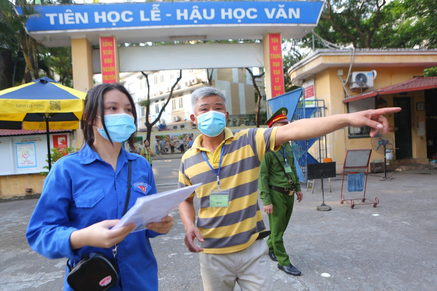 Thí sinh quên giấy tờ, phụ huynh gửi qua lực lượng hỗ trợ chuyển vòng phòng thi tại điểm thi.