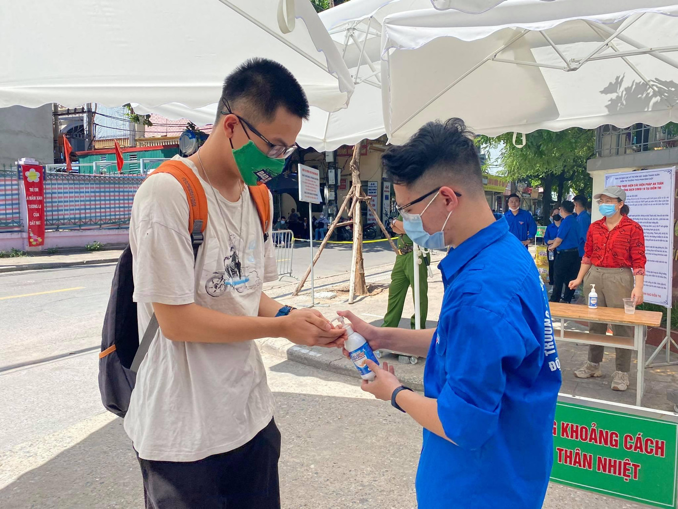 Thí sinh đến làm thủ tục thi ở trường THCS Phan Đình Giót Thí sinh đến làm thủ tục thi ở trường THCS Phan Đình Giót