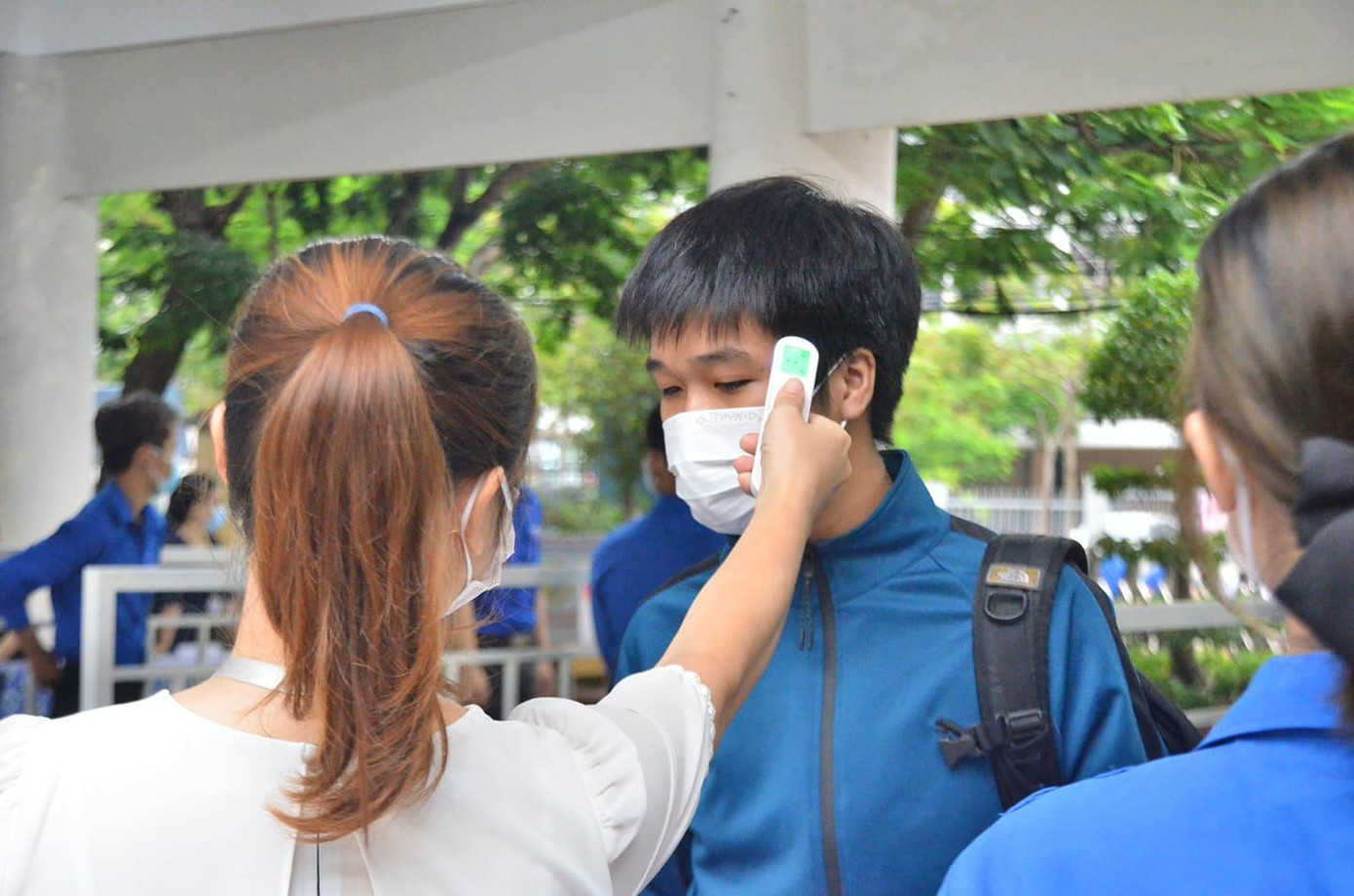 Kiểm tả y tế trước khi vào phòng thi