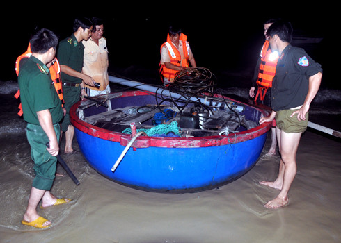 Lực lượng bộ đội biên phòng, cảnh sát giao thông đường thủy tạm giữ chiếc ghe thúng khai thác cổ vật trái phép vào tối 17-9. Ảnh: Trí Tín (VnExpress). Lực lượng bộ đội biên phòng, cảnh sát giao thông đường thủy tạm giữ chiếc ghe thúng khai thác cổ vật trái phép vào tối 17-9. Ảnh: Trí Tín (VnExpress)