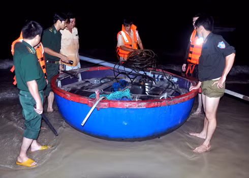 Lực lượng bộ đội biên phòng, cảnh sát giao thông đường thủy tạm giữ chiếc ghe thúng khai thác cổ vật trái phép vào tối 17-9. Ảnh: Trí Tín (VnExpress)