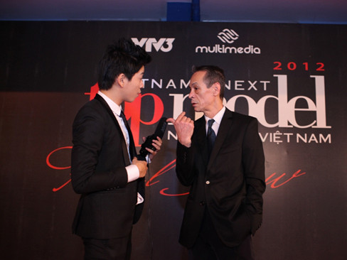 Ông Christian Paris trả lời phỏng vấn báo giới trong đêm chung kết VN's Next Top Model 2012