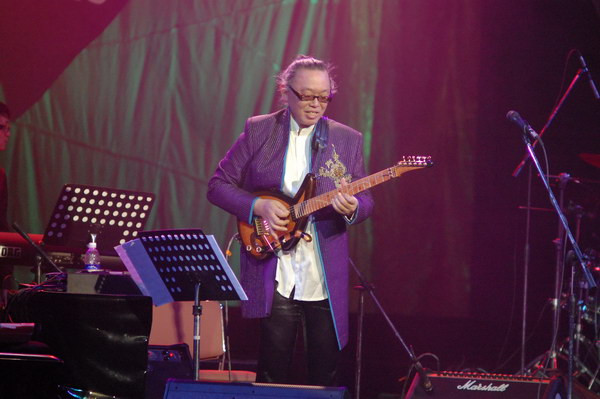 Nguyên Lê với cây đàn ghi ta mang tới nhiều bản nhạc