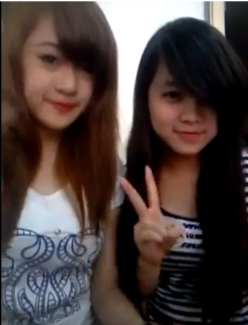 Hai cô gái đang gây sốt trên mạng. Hai cô gái đang gây sốt trên mạng