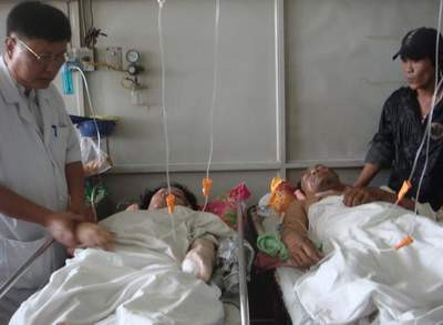 Hai vợ chồng anh Đẹt và chị Ly đang điều trị tại bệnh viện