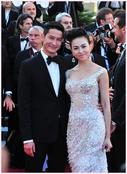 Huy Khánh và Đinh Ngọc Diệp trên thảm đỏ LHP Cannes 2010. Họ cũng được một hãng rượu mời tới tham dự LHP Cannes. Huy Khánh và Đinh Ngọc Diệp trên thảm đỏ LHP Cannes 2010. Họ cũng được một hãng rượu mời tới tham dự LHP Cannes