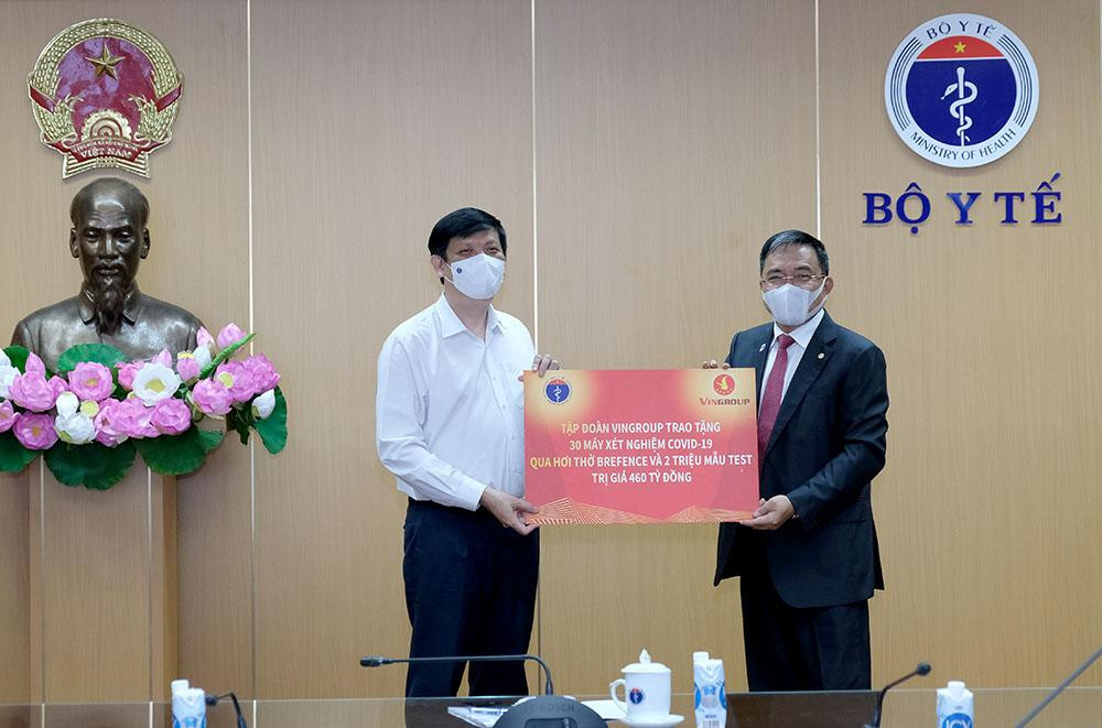 Bộ trưởng Bộ Y tế Nguyễn Thanh Long tiếp nhận 30 máy xét nghiệm COVID-19 qua hơi thở và vật tư tiêu hao phục vụ cho 2 triệu mẫu test của Tập đoàn Vingroup trao tặng từ ông Phạm Thiếu Hoa Tổng Giám đốc Vinhomes – đại diện Tập đoàn Vingroup Ảnh:Trần Minh Bộ trưởng Bộ Y tế Nguyễn Thanh Long tiếp nhận 30 máy xét nghiệm COVID-19 qua hơi thở và vật tư tiêu hao phục vụ cho 2 triệu mẫu test của Tập đoàn Vingroup trao tặng từ ông Phạm Thiếu Hoa Tổng Giám đốc Vinhomes – đại diện Tập đoàn Vingroup Ảnh:Trần Minh