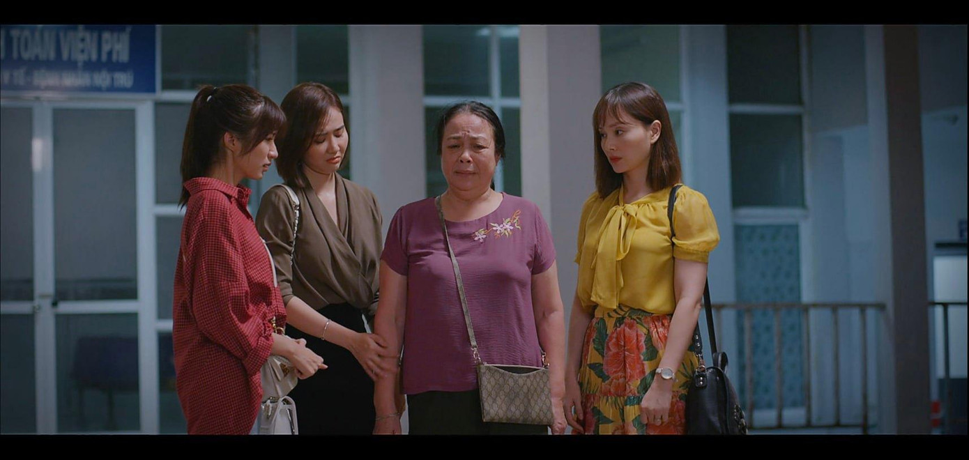 Một trong những cảnh phim khiến nhiều người con cay mắt, liên tưởng tới người mẹ ngoài đời.