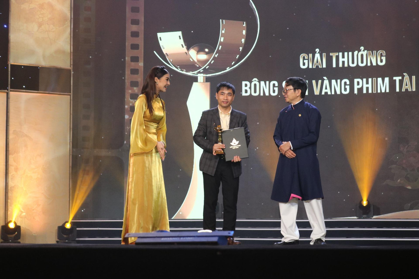 "Ranh giới" nhận Bông sen Vàng, đạo diễn Tạ Quỳnh Tư ẵm thêm giải Đạo diễn phim Tài liệu xuất sắc.