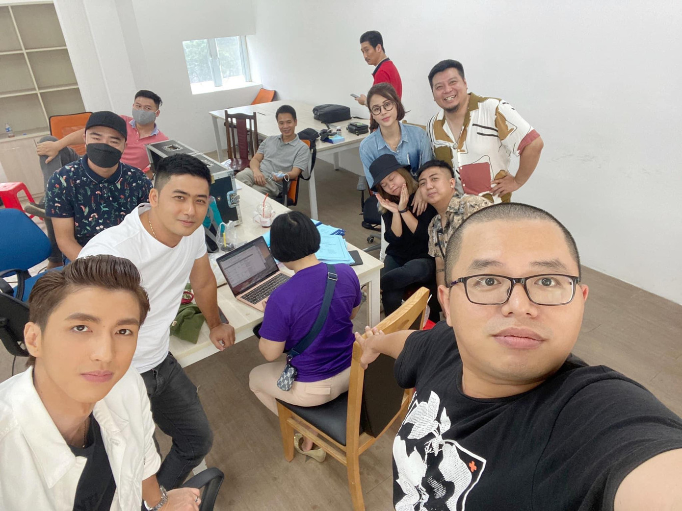 Đạo diễn Bùi Quốc Việt (phải) và ê-kíp "Mặt nạ gương"