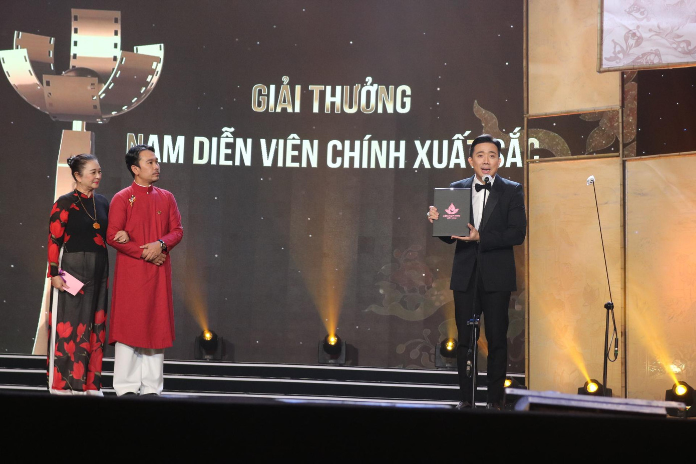 Trấn Thành thay Tuấn Trần nhận giải Nam diễn viên chính xuất sắc.