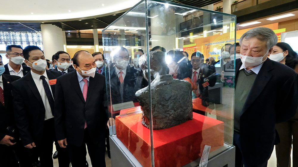 Nhiều hiện vật, tài liệu quý về các vị lãnh đạo Đảng, Nhà nước với sự nghiệp phát triển văn hóa. Nhiều hiện vật, tài liệu quý về các vị lãnh đạo Đảng, Nhà nước với sự nghiệp phát triển văn hóa.