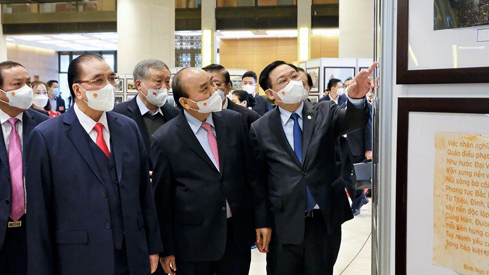 Nguyên Tổng Bí thư Nông Đức Mạnh, Chủ tịch Quốc hội Vương Đình Huệ, Chủ tịch nước Nguyễn Xuân Phúc tham quan triển lãm "Văn hóa soi đường cho quốc dân đi". Nguyên Tổng Bí thư Nông Đức Mạnh, Chủ tịch Quốc hội Vương Đình Huệ, Chủ tịch nước Nguyễn Xuân Phúc tham quan triển lãm "Văn hóa soi đường cho quốc dân đi".