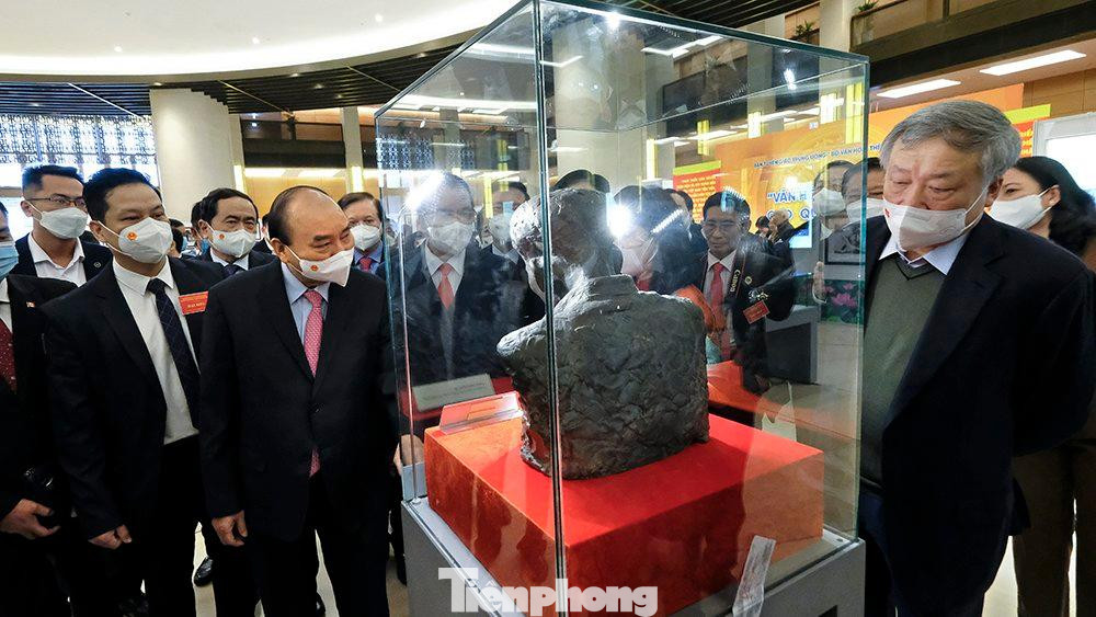 Lãnh đạo Đảng, Nhà nước, Chính phủ tại triển lãm "Văn hóa soi đường cho quốc dân đi". Ảnh: HOÀNG MẠNH THẮNG