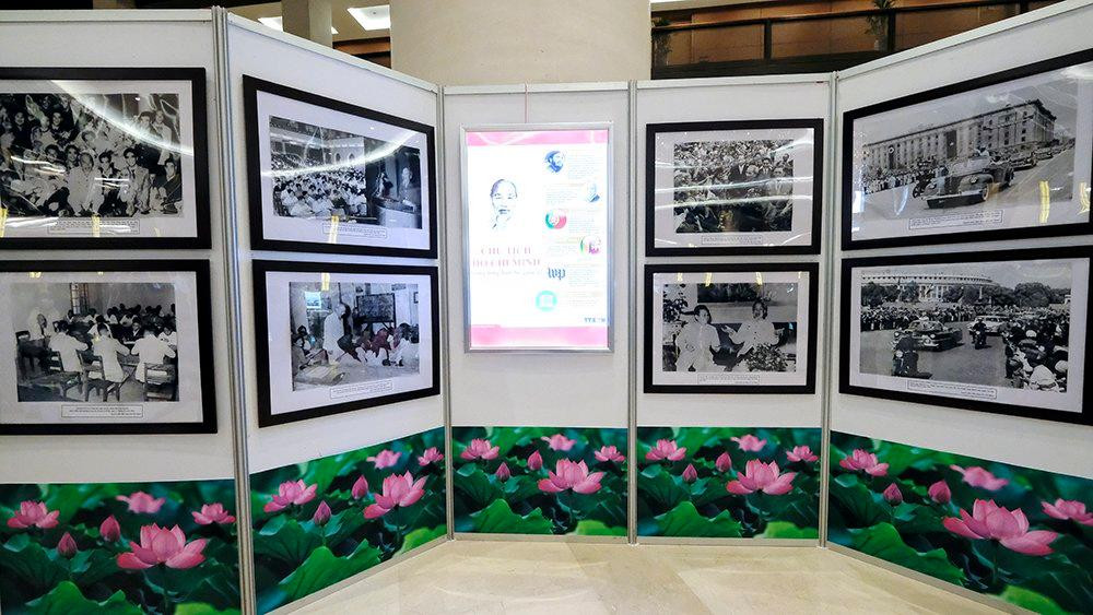 Trưng bày nhiều hình ảnh, tài liệu về văn hóa tại Nhà Quốc hội.