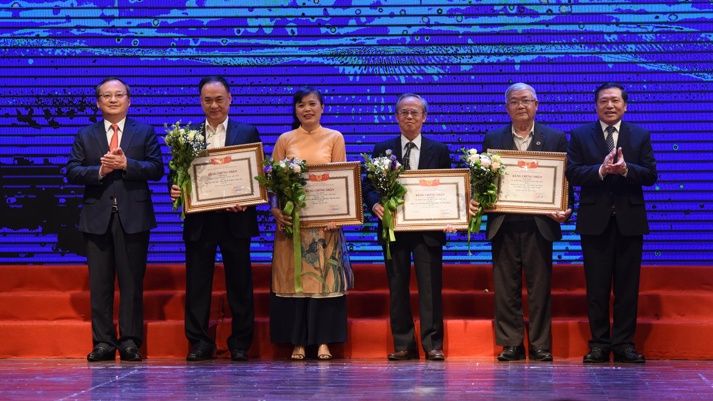 Tác giả được tặng mức B cho tác phẩm lý luận, phê bình.