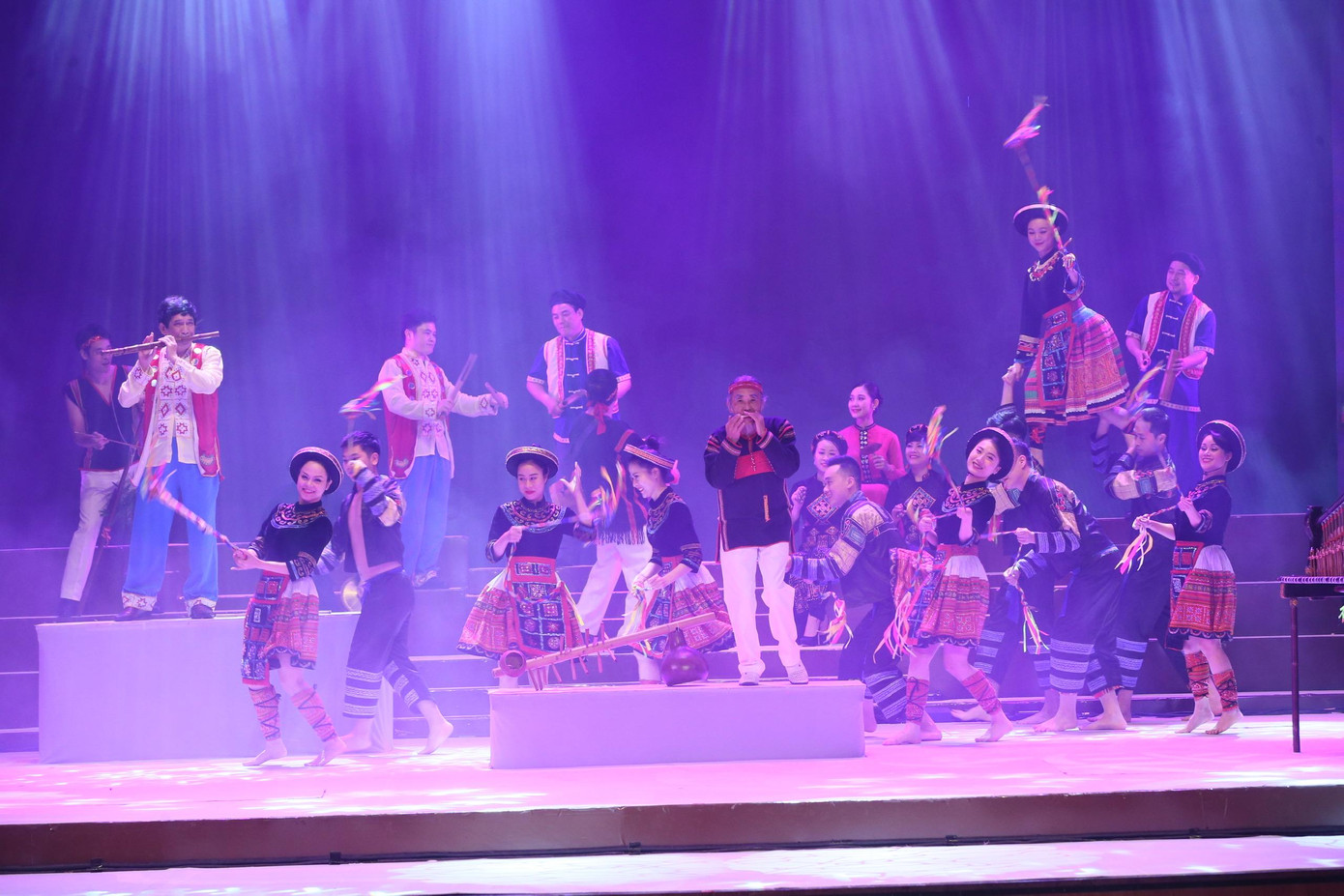 Nhiều tác phẩm âm hưởng văn hóa đồng bào dân tộc.