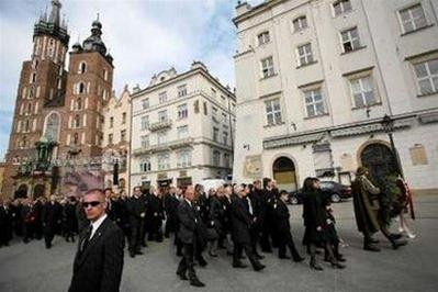 Linh cữu vợ chồng Tổng thống Kaczynski được đưa từ Wrasaw tới Krakow bằng máy bay quân sự. Trước đó, linh cữu cố Tổng thống Kaczynski cũng đã được đưa tới những nơi gắn bó với cuộc đời ông ở Thủ đô Warsaw, trong đó có Tòa thị chính Warsaw. (AP) Hàng trăm nghìn người dân vẫy cờ, hoa và cầu nguyện tại Krakow để vĩnh biệt vợ chồng cố Tổng thống Lech Kaczynski (Reuters,AP) Trong buổi lễ Misa, Tổng giám mục Krakow Stanislaw bày tỏ hy vọng sự sát cánh sau thảm họa rơi máy bay sẽ củng cố quan hệ Nga-Ba Lan (AP) Sau lễ Misa, xe pháo rước linh cữu vợ chồng cố Tổng thống Kaczynski qua thành phố và tới thánh đường Wawel (Reuters,AP) Quân đội Ba Lan tham gia tang lễ cố Tổng thống (Reuters) Ông Jaroslaw Kaczynski, người anh em song sinh- và gia đình con gái Marta của cố Tổng thống Kaczynski trong tang lễ ( Reuters) Lãnh đạo, quan chức, bè bạn và người thân từ nhiều quốc gia tới dự tang lễ vợ chồng cố Tổng thống Kaczynski, trong đó có Tổng thống các nước Nga, Đức, Ucraina, Litva, Séc và Chủ tịch Nghị viện Châu Âu. Tuy nhiên, sự cố núi lửa phun tro bụi ở Iceland đã khiến nhiều nguyên thủ không thể tới dự tang lễ, gồm Tổng thống Mỹ Barack Obama, Thái tử Anh Charles, Tổng thống Pháp Nicolas Sarkozy, Thủ tướng Đức Angela Merkel… (AP,Reuters) Mộ phần của vợ chồng cố Tổng thống Kaczynski được đặt tại Wawel, nơi an nghỉ của các nhà vua và các vị anh hùng dân tộc Ba Lan (AP)