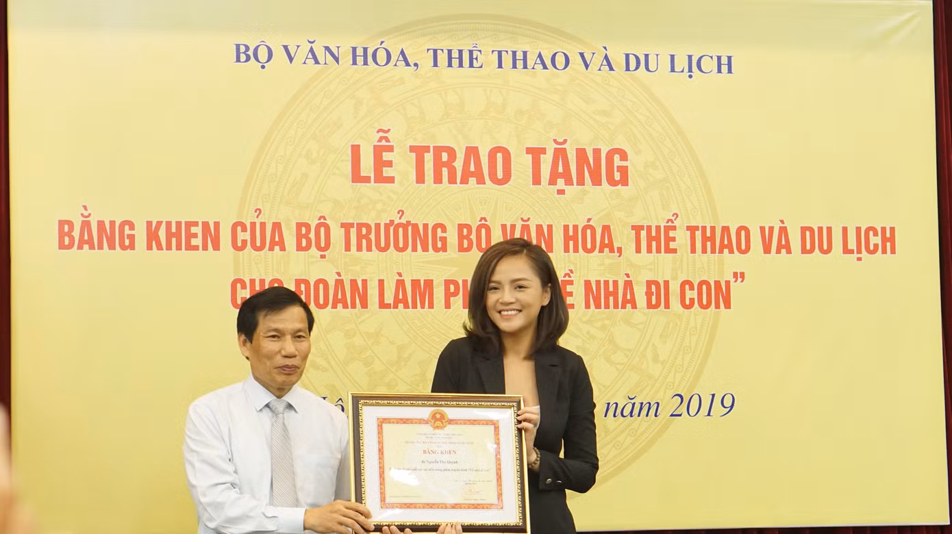 Bộ trưởng Văn hóa trao quà trung thu cho cu Bon-con của Thư 'Về nhà đi con' ảnh 7