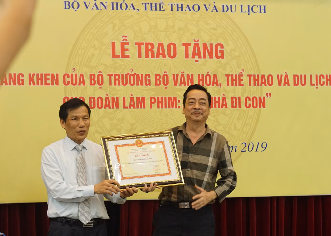 Bộ trưởng Văn hóa trao quà trung thu cho cu Bon-con của Thư 'Về nhà đi con' ảnh 5