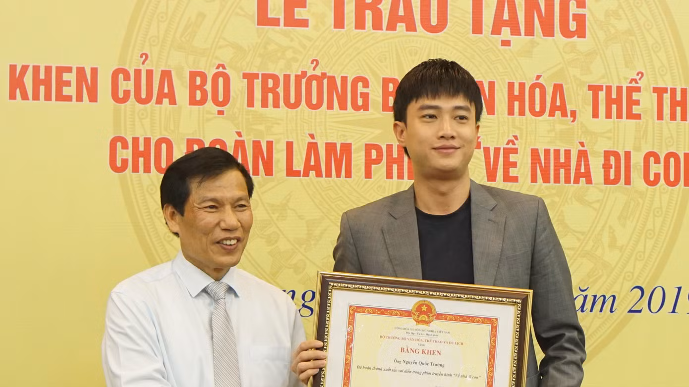 Bộ trưởng Văn hóa trao quà trung thu cho cu Bon-con của Thư 'Về nhà đi con' ảnh 9