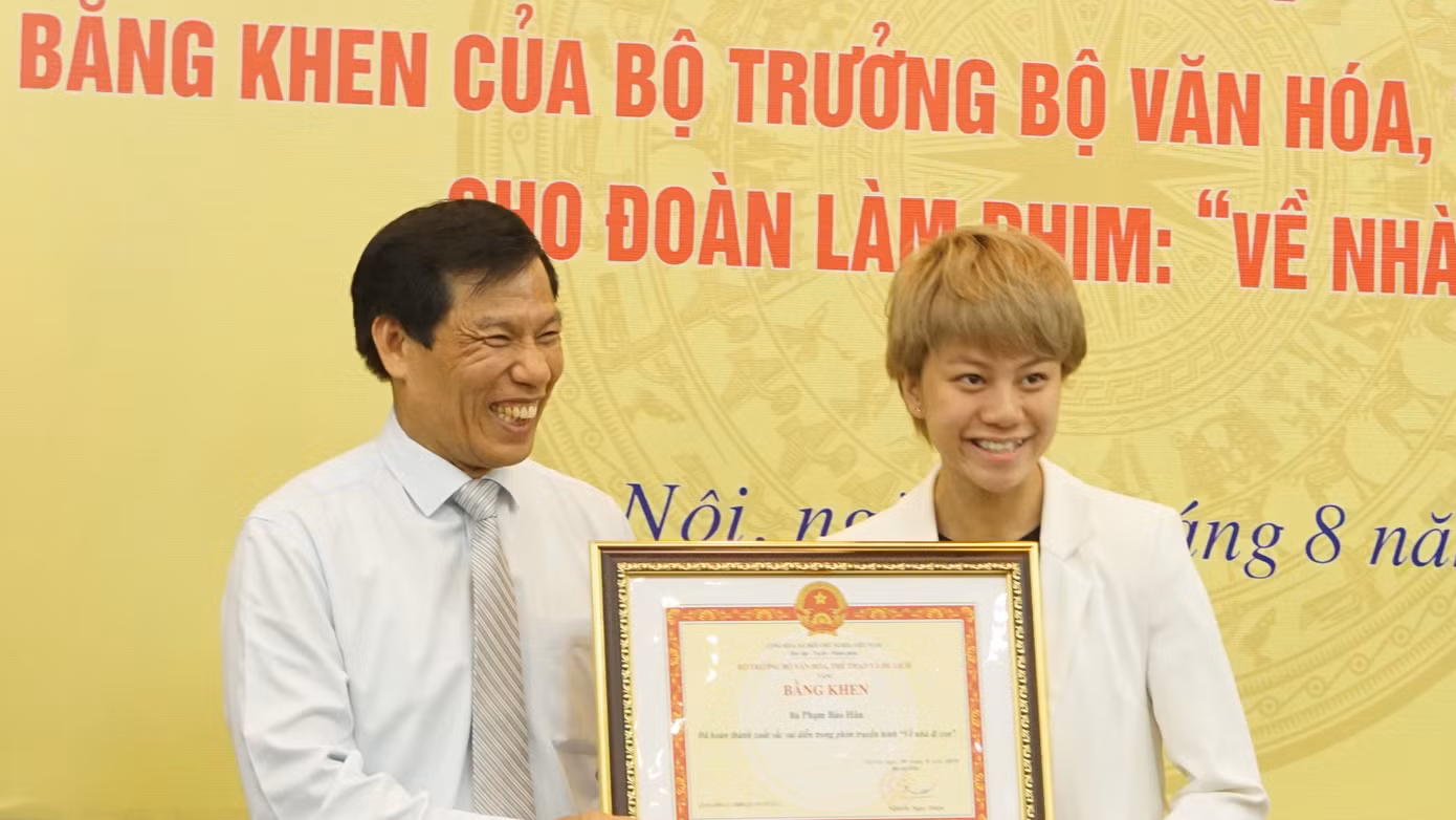 Bộ trưởng Văn hóa trao quà trung thu cho cu Bon-con của Thư 'Về nhà đi con' ảnh 10