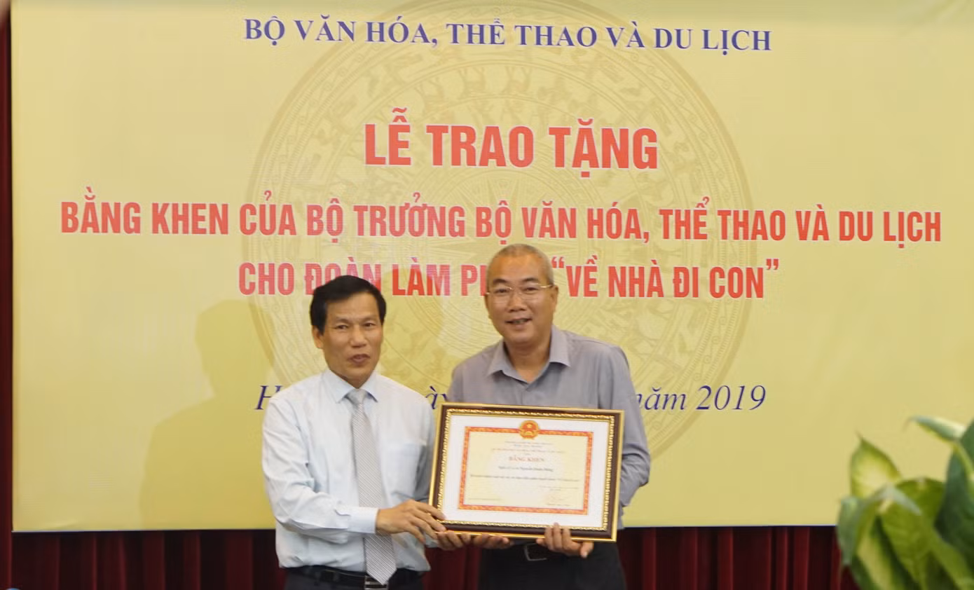 Bộ trưởng Văn hóa trao quà trung thu cho cu Bon-con của Thư 'Về nhà đi con' ảnh 4