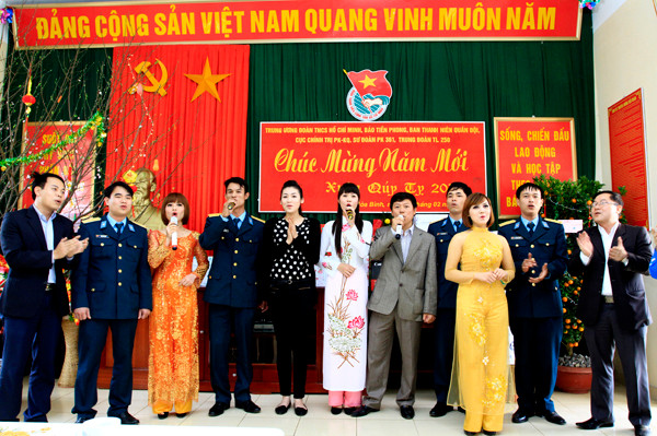 Đoàn công tác hát cùng với các chiến sỹ