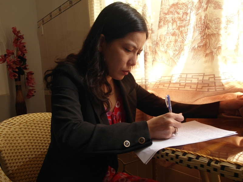 Bà Trần Hồng Ly đang viết những dòng tường trình về nỗi bức xúc bị khai trử khỏi Đảng và bị trù dập. Ảnh: Dương Cầm