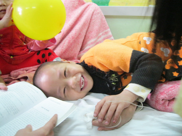 Nụ cười lạc quan và hy vọng của học sinh-bệnh nhi ung thư máu