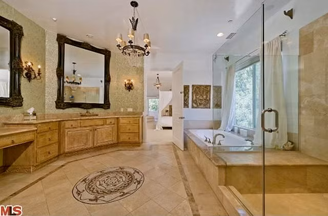 Tường và các dụng cụ trong nhà đều là màu trắng. Gương và đèn là nét đặc biệt của phòng tắm. Căn phòng này là nơi Leona sáng tác và luyện tập.