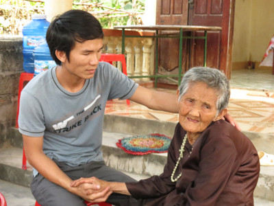 Hơn 90 tuổi, bà Nhung mẹ nạn nhân Thắng đau đớn với câu hỏi: “Chỉ thiếu mấy triệu thôi, răng lại giết cả mạng người?”