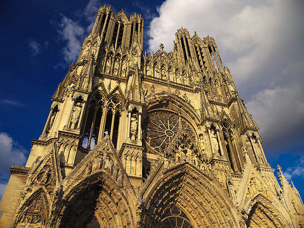 Nhà thờ Reims, Pháp: là nơi chứng kiến nhiều vị vua Pháp đăng quang. Nó được xây dựng vào năm 496 và hoàn thành vào cuối thế kỷ 13. Mặt phía tây của nhà thờ được xây dựng thêm vào thế kỷ 14