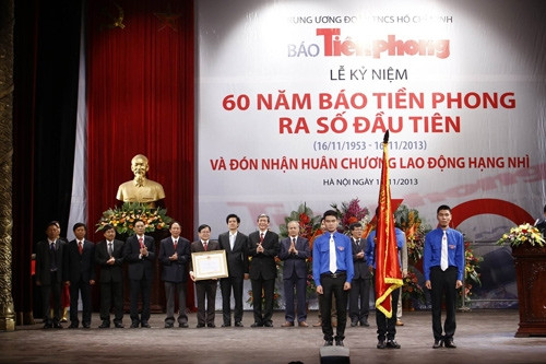 Đồng chí Đinh Thế Huynh, Ủy viên Bộ Chính trị, Bí thư Trung ương Đảng, Trưởng Ban Tuyên giáo Trung ương chụp ảnh cùng tập thể Ban biên tập và các đồng chí nguyên là lãnh đạo, cán bộ báo Tiền Phong