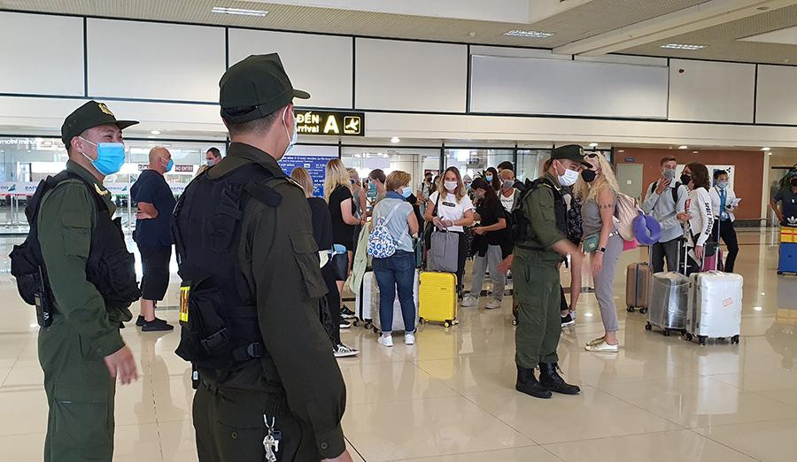 Bên cạnh công tác đảm bảo an ninh, lực lượng an ninh sân bay Nội Bài còn nhắc nhở toàn bộ hành khách phải áp dụng nghiêm quy định phóng chống dịch COVID-19 với yêu cầu 5K.