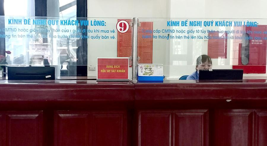 Nhân viên bán vé tại ga Hà Nội chờ khách trong vắng lặng.