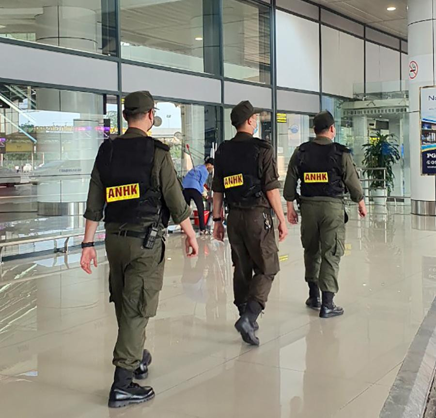 An ninh sân bay Nội Bài tuần tra kiểm soát đảm bảo an toàn tuyệt đối trong ngày bầu cử 23/5, dù lượng khách qua sân bay này không nhiều do dịch COVID-19.