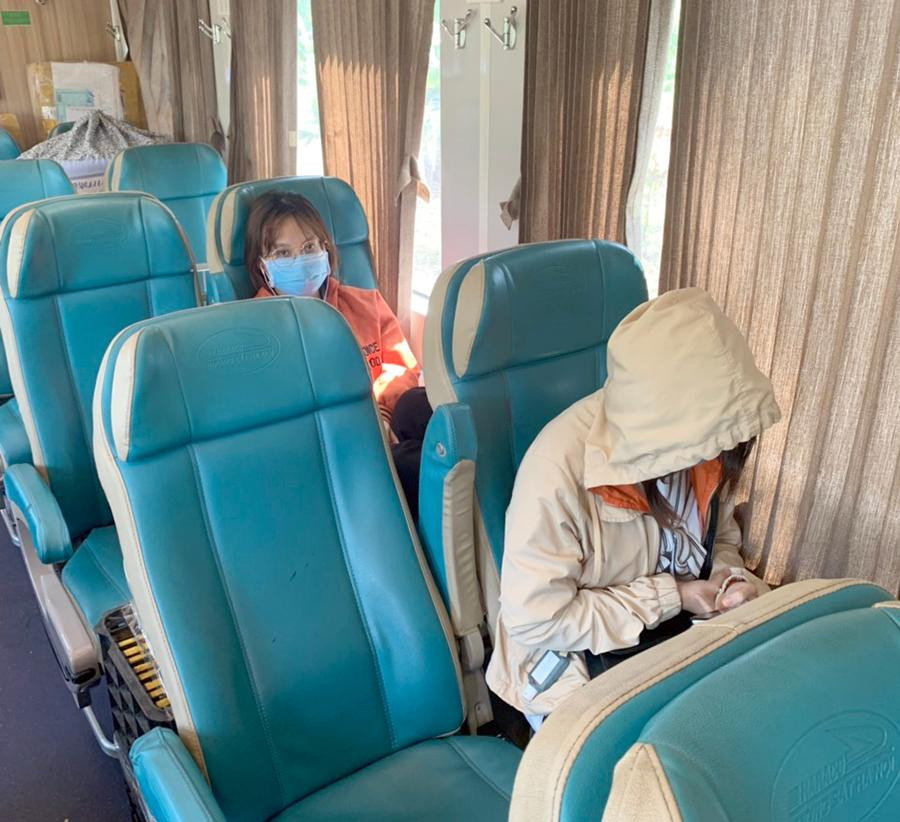 Trên tàu, hành khách được xếp vị trí ngồi giãn cách để hạn chế tiếp xúc, giảm nguy cơ lây nhiễm dịch COVID-19.