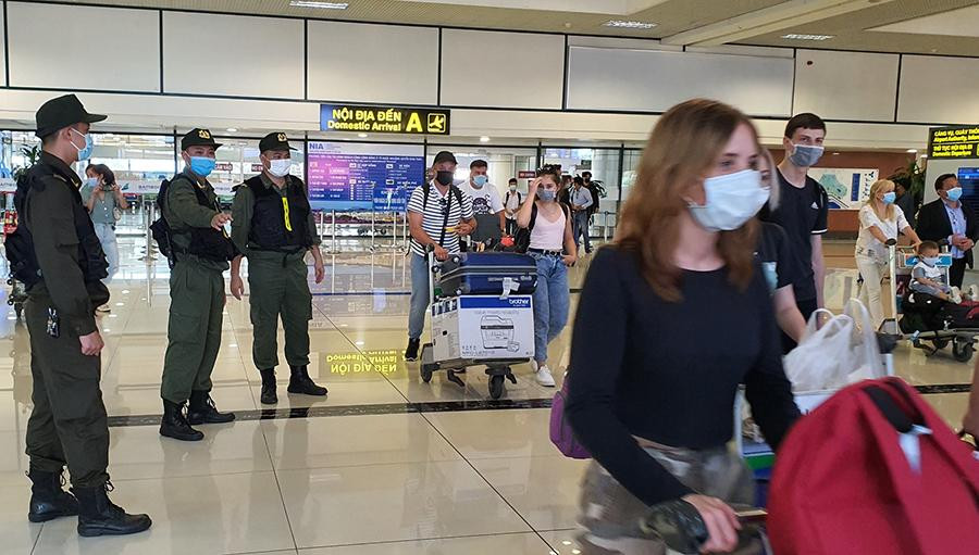 Hành khách dù là người Việt hay người nước ngoài đi các sân bay giai đoạn này đều phải đảm bảo nguyên tắc 5K phòng chống dịch COVID-19.
