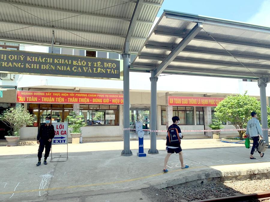 Dù vắng khách, mỗi ngày chỉ 1 đoàn tàu qua ga Quảng Ngãi, nhưng lực lượng an ninh, bảo vệ vẫn được tăng cường đảm bảo an toàn tối đa trong ngày bầu cử 23/5.