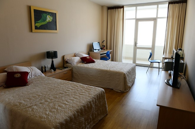 Khu liên hợp thực hành bao gồm 20 phòng nghỉ dưỡng. Sinh viên được thực hành ngay tại trường. Tiêu chuẩn các phòng ốc tương đương khách sạn 3 sao