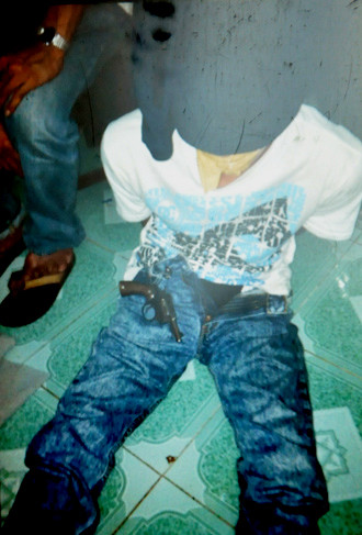 Một kẻ truy nã có mang theo 