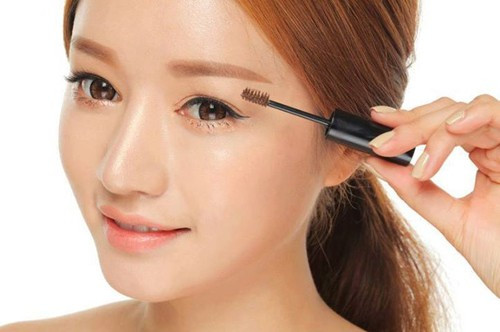 Mascara: Nếu bạn muốn sử dụng mascara, hãy chọn mascara tông màu nâu thay vì màu đen. Nên chuốt mascara một lần để mắt bạn trông đẹp mà vẫn tự nhiên.