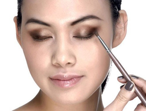 Tránh eyeliner: Eyeliner dù là dạng lỏng hay dạng chì, đều bị lem hay chảy khi thời tiết nóng ẩm. Nếu bạn vẫn muốn kẻ eyeliner, bạn nên dùng phấn mắt màu tối thay vì các sản phẩm kẻ mắt đúng. Phấn mắt không bị chảy hay lem mà vẫn có công dụng như các sản phẩm eyeliner thường dùng.