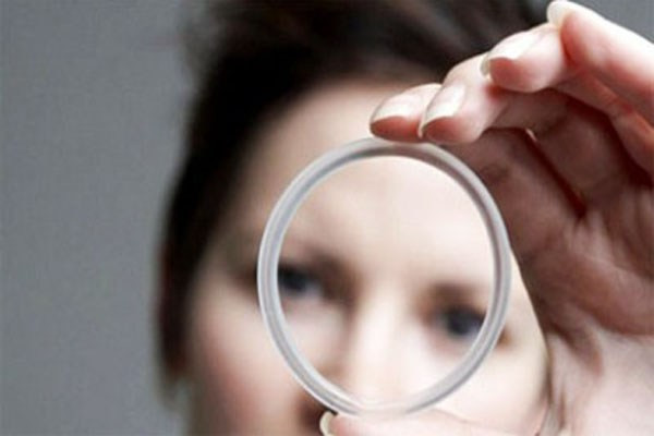 Vòng âm đạo không phù hợp với tất cả phụ nữ. Bạn không nên sử dụng vòng âm đạo nếu từng có huyết khối tĩnh mạch sâu, đột quỵ, tim, ung thư vú, đau nửa đầu, chảy máu âm đạo không có nguyên nhân. Những phụ nữ béo phì hoặc cao huyết áp cũng nên tránh phương pháp này. Hiệu quả của nó khoảng 91% -97%.