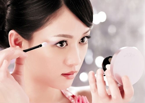 Tông màu nude hoặc hồng là chủ đạo: Đây là hai tông màu vô cùng tuyệt vời cho mùa hè, đem lại gương mặt bạn trông sáng sủa và nhẹ nhàng hơn.