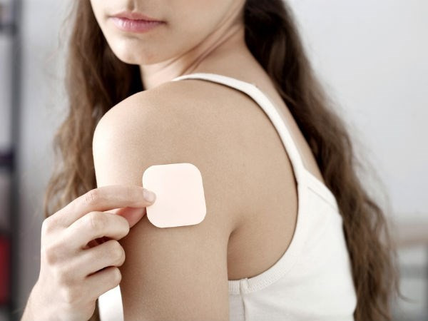 Miếng dán phóng thích liên tục hai hormone tổng hợp là progestin (norelgestromin) và estrogen (ethinyl estradiol), tương tự với hormone được cơ thể sản sinh tự nhiên.