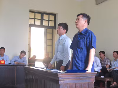 Cho rằng bị Công an Cầu Giấy, Hà Nội ra quyết định xử phạt sai, anh Đỗ Đức Đông (đứng phía trong) khởi kiện, yêu cầu bồi thường