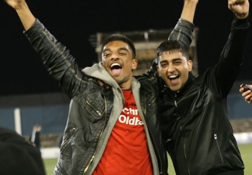 Để quyên góp tiền cho trung tâm xạ trị ở bệnh viện Ung thư Christie, hai nam sinh viên của ĐH Salford là Faisal Mohyud-Din và Mohammed Azeem, đã thiết lập 1 kỷ lục thế giới về cái ôm lâu nhất vào năm 2010. Họ ôm nhau dài đến 24 giờ 17 phút Bài viết: http://news.zing.vn/Nhung-ky-luc-ky-quac-cua-sinh-vien-the-gioi-post359281.html#home_cate.tinmoi Nguồn Zing News 